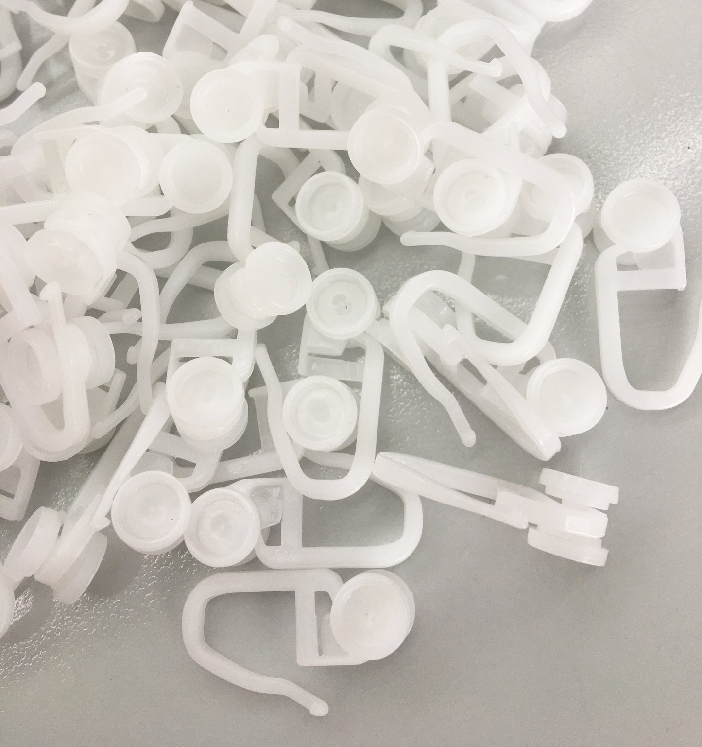 100 Stück Gardinenröllchen mit Faltenhaken – für Innenlaufschienen