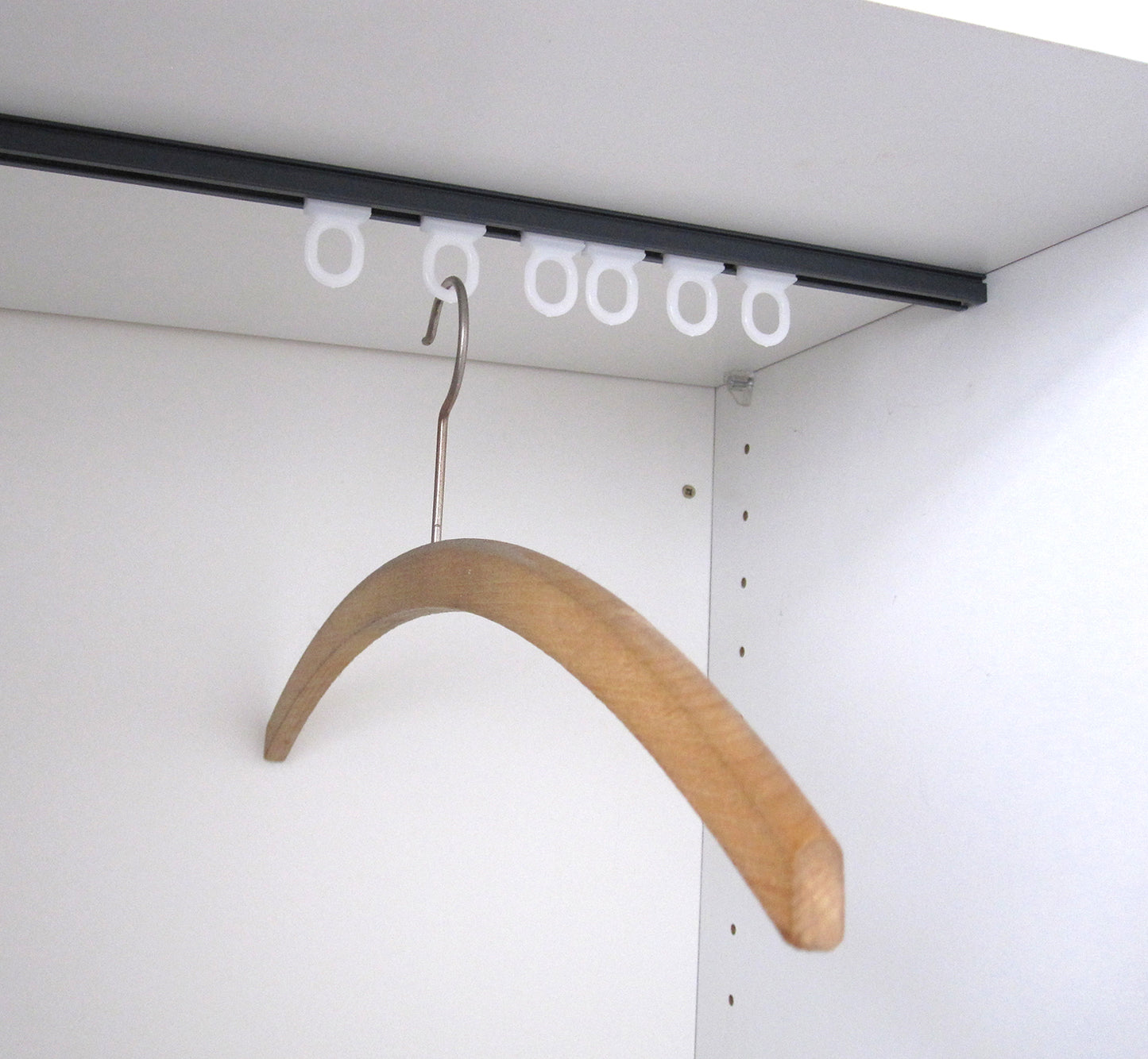 Schrankgleiter – Ösengleiter für Kleiderbügel / Schienengleiter mit Öse