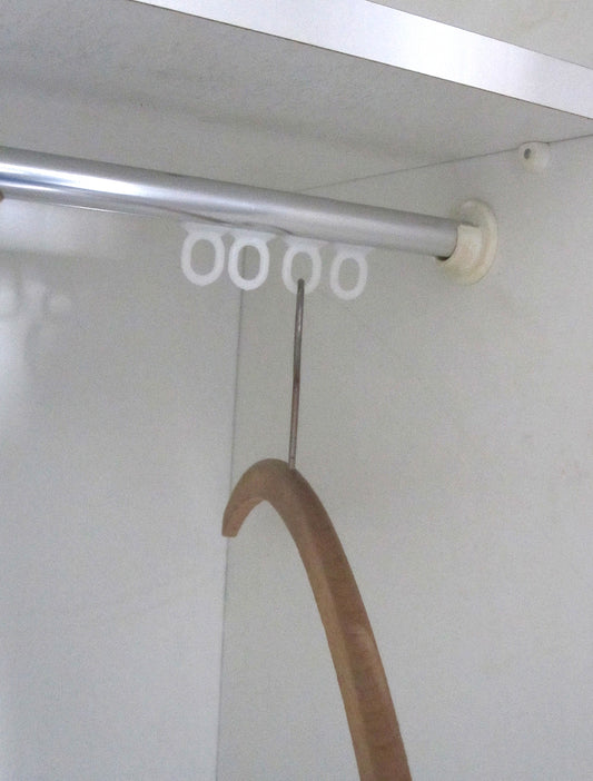 Schrankgleiter – Ösengleiter für Kleiderbügel / Schienengleiter mit Öse